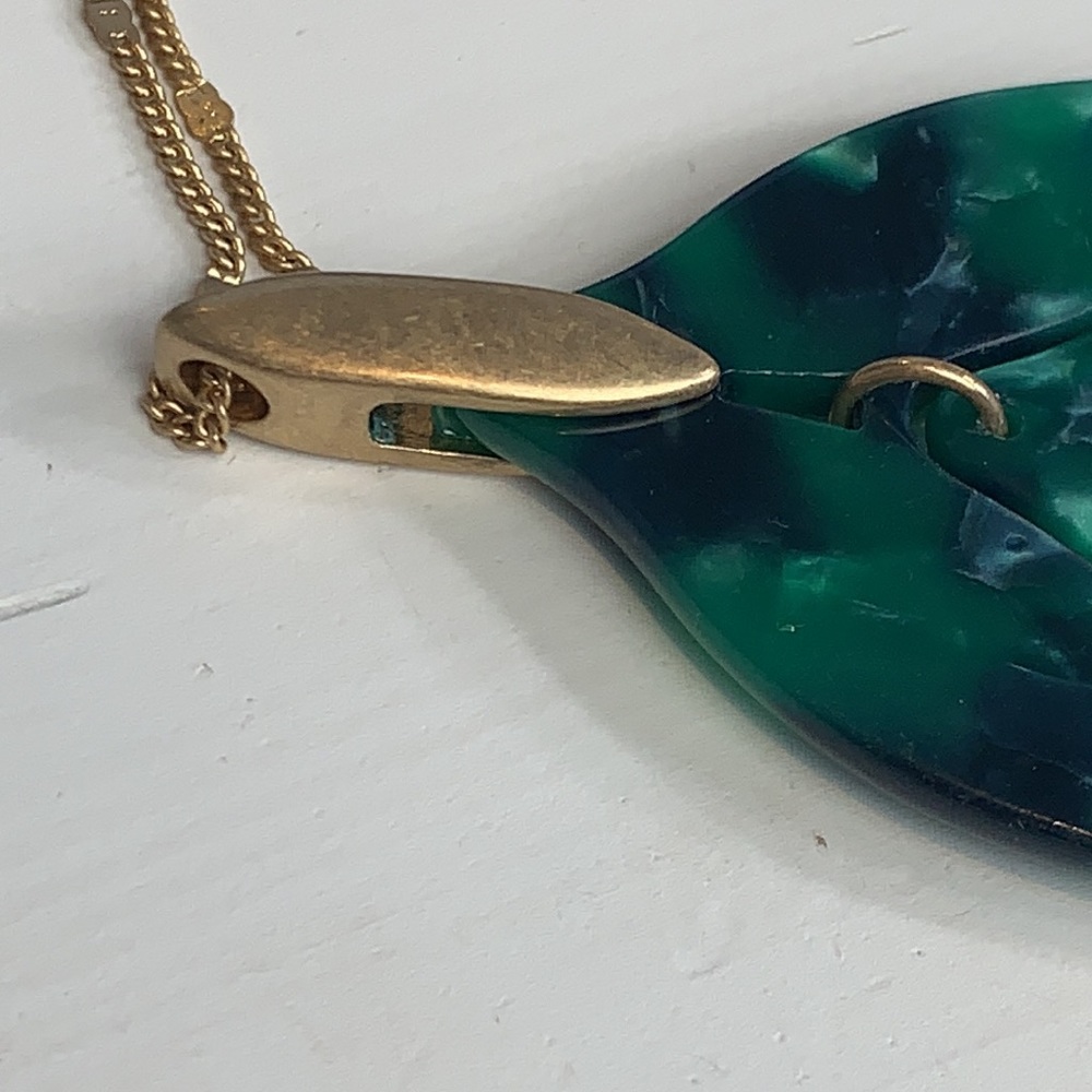 Gold Tone Arrow-Leaf Resin Pendant Chain Necklace - Picture 9 of 9